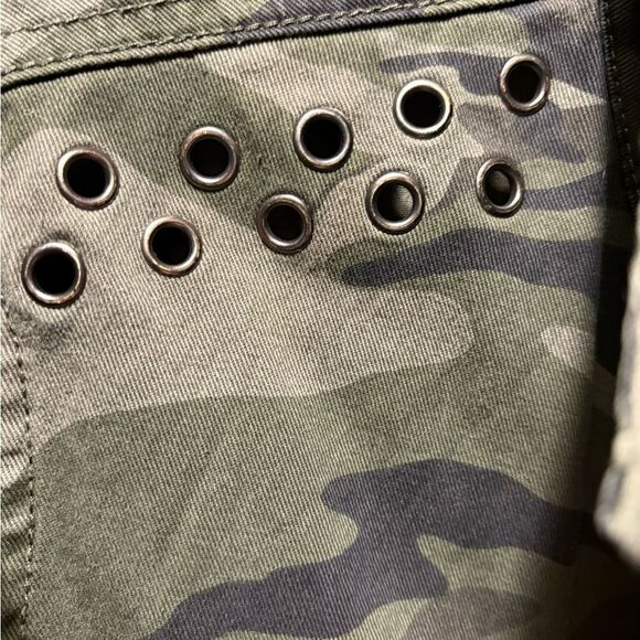 Distressed camo top - Picture 3 of 5